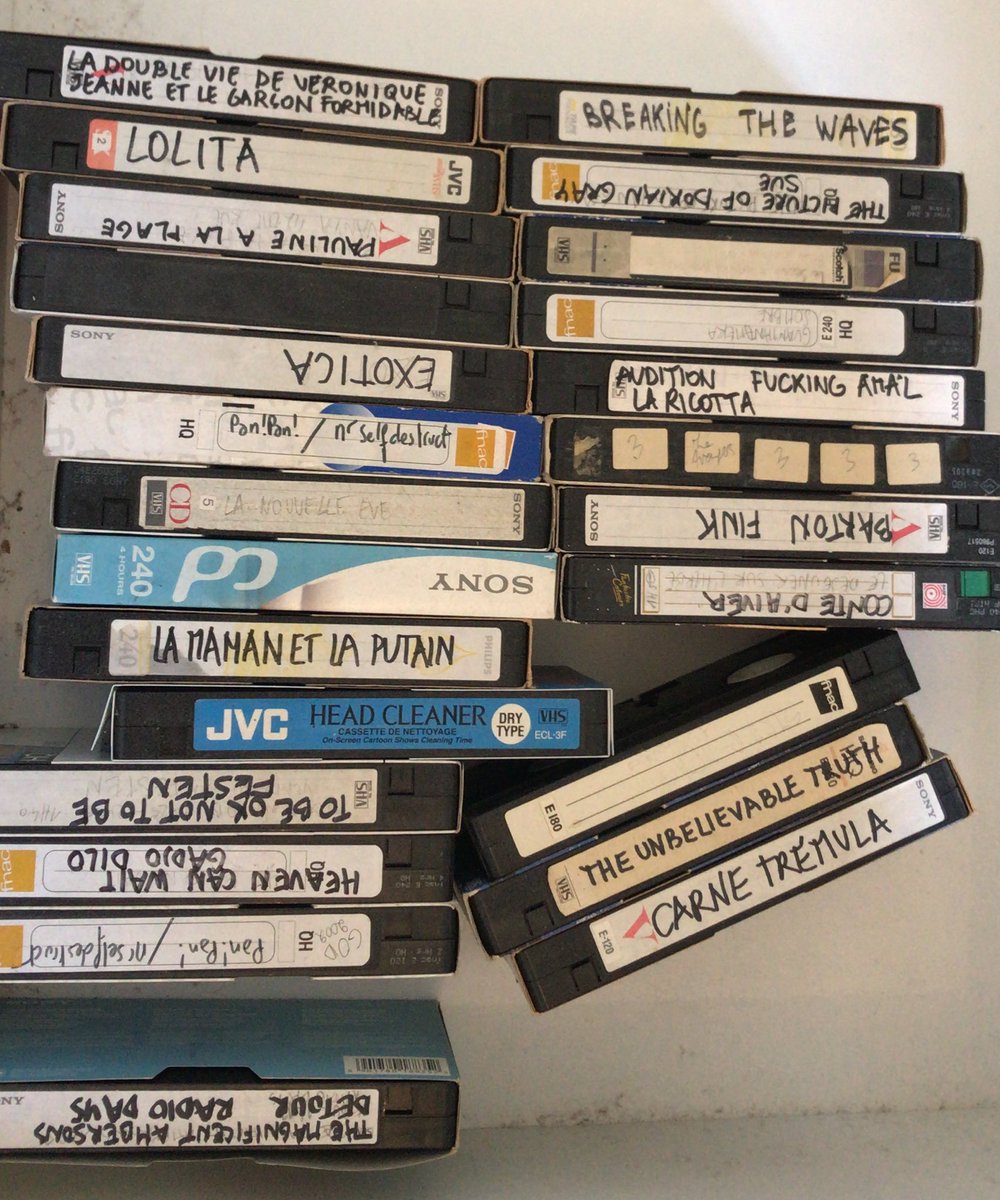 DLDents's tweet photo. C’est stupide, mais il y a plein de films que j’adore là dedans, et j’ai du mal à me résoudre à les jeter.
Alors que le magnétoscope est prêt à partir à la déchèterie.
#BoomerStyle https://t.co/qTtWAjLjVx