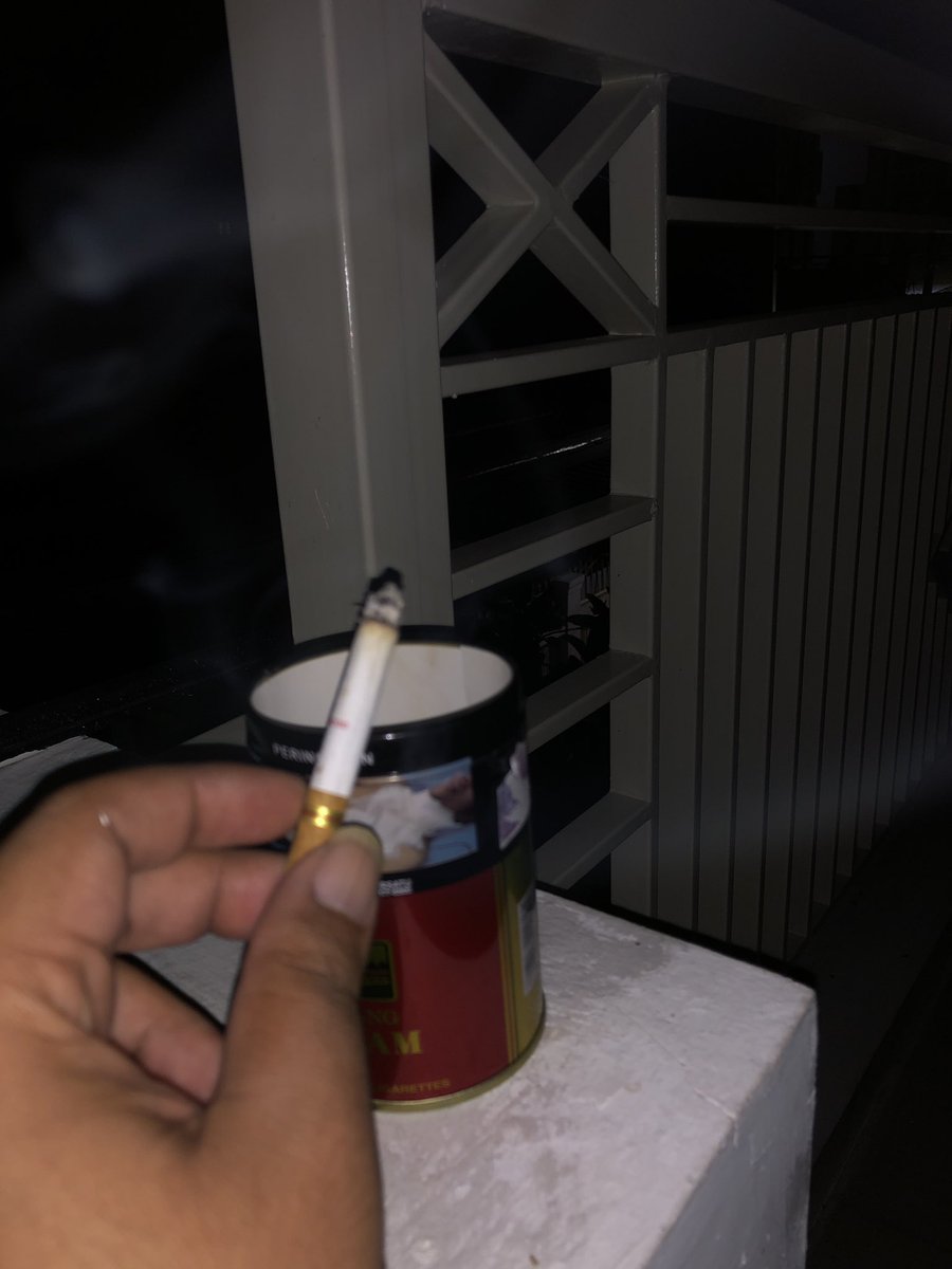 machdanyuri's tweet photo. Beli 3, bonus umplung, lumayan juga bs buat asbak. Ppkm indo dan alfa jam 8 tutup, tanpa pikir panjang kembali ke legendary surya, tanpa insomnia. https://t.co/AKqifHsanK