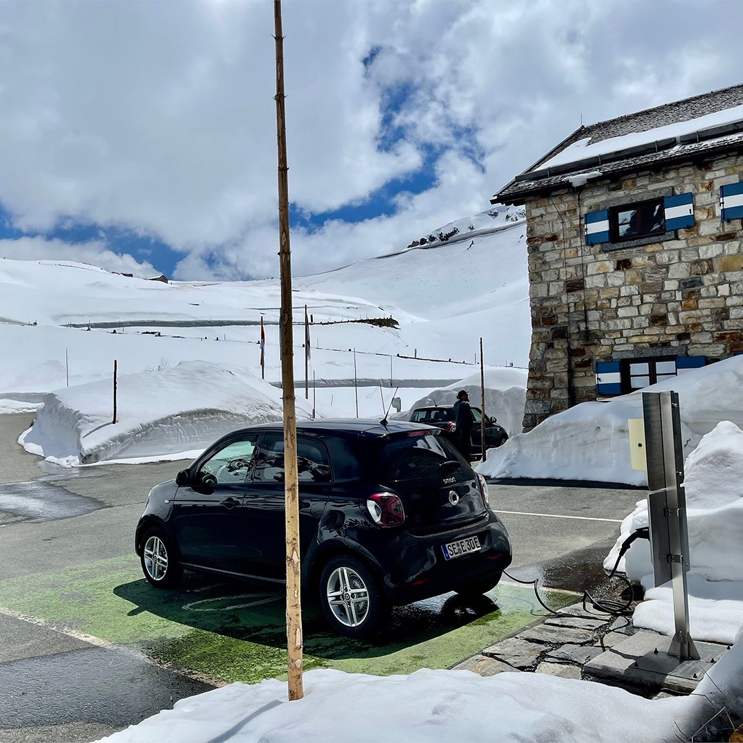 smart_worldwide's tweet photo. Recharge your batteries, anywhere. ⛰️
📷 @frank_frohlich
.
[#smartEQforfour | Stromverbrauch kombiniert: 16,8–14,6 kWh/100km | CO2-Emissionen kombiniert: 0 g/km | https://t.co/uhxbow9ixO | https://t.co/tCPkVdh7RI] https://t.co/b6PUuu4jKA