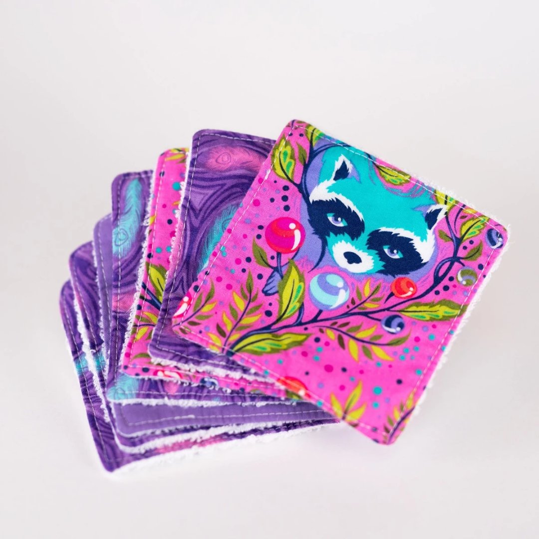 Plastic free changes ✨

For Plastic Free July, I wanted to share one of the easiest changes you can make - saying goodbye to cotton rounds and hello to reusable face cloths!

Handmade and sustainable, you can grab a set of 7 for £10 💕

puremess.co.uk/collections/fa…