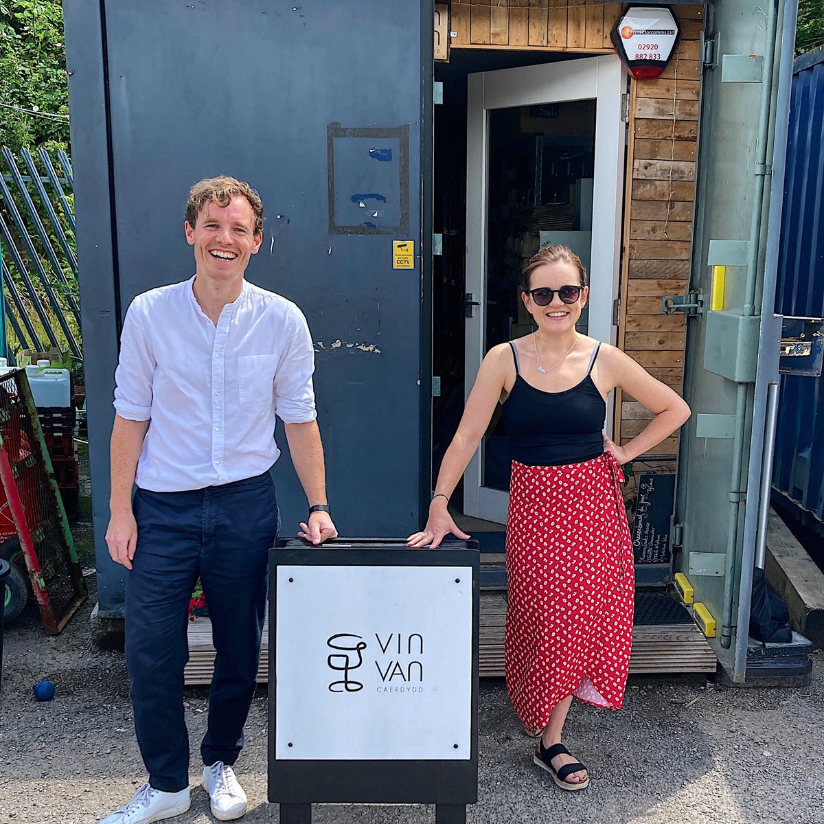 allewismusic's tweet photo. This is Sara my next-door neighbour @TheBridgeCDF. To celebrate her wine business @vinvancaerdydd 1st birthday this Saturday (17th) I’m going to sing a few songs on the yard at 6pm. Come on down to say hello; drink, eat, be merry &amp; support local independent businesses! Its free https://t.co/bvQOOIPTfs