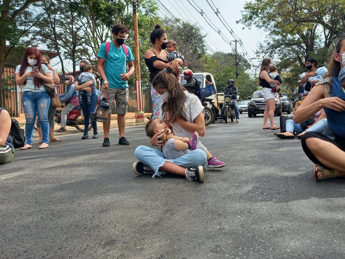 crismarpy's tweet photo. Madres lactantes cierran avenida Mariscal López, frente a local de Unace,  exigiendo ser vacunadas https://t.co/Z1RUiUm83T