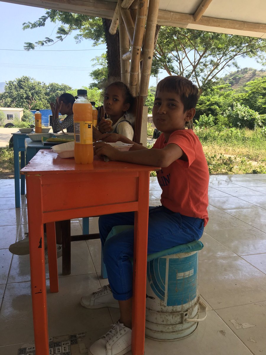 jimena_abril13's tweet photo. Estamos buscando 15 sillas para estos niños que ayudamos a nivelarse para entrar al colegio. Deben ser sillas pequeñas, que le queden bien a estas mesitas🙏🏻🙏🏻🙏🏻🙏🏻 @fdinodeangelis https://t.co/Hqnf6hI4fr