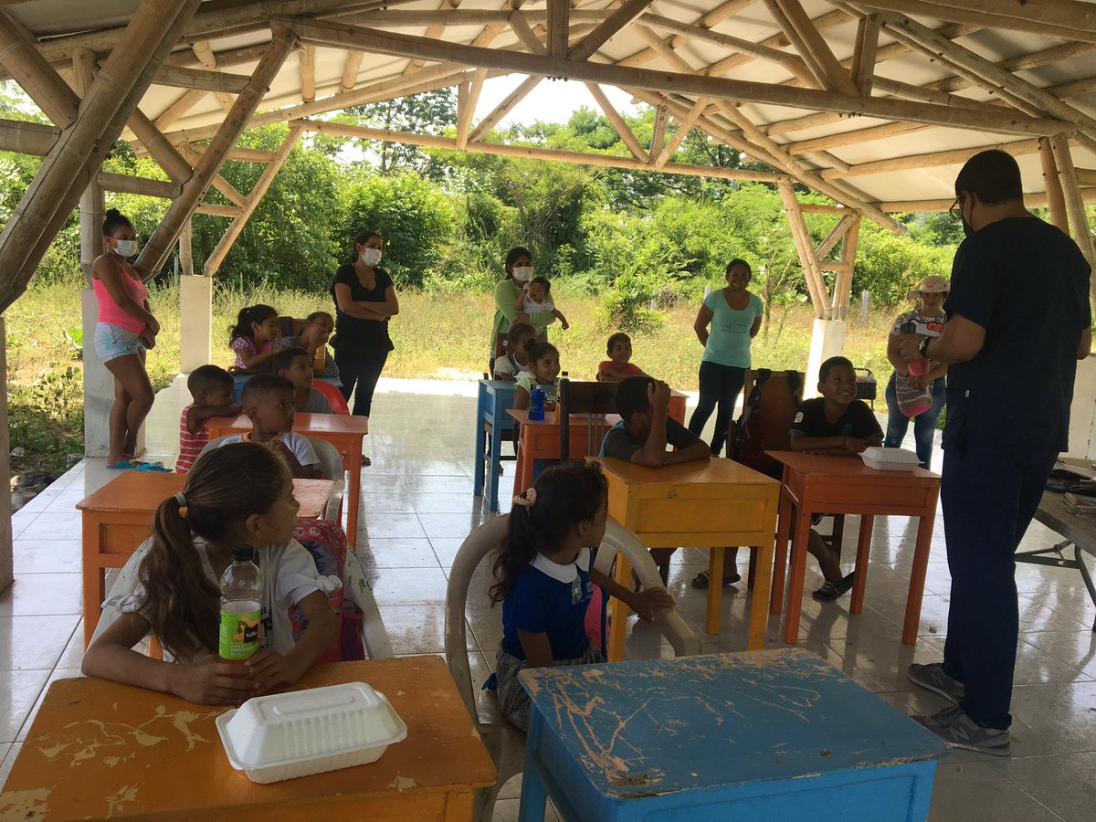 jimena_abril13's tweet photo. Estamos buscando 15 sillas para estos niños que ayudamos a nivelarse para entrar al colegio. Deben ser sillas pequeñas, que le queden bien a estas mesitas🙏🏻🙏🏻🙏🏻🙏🏻 @fdinodeangelis https://t.co/Hqnf6hI4fr