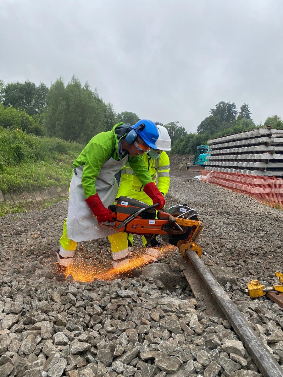 GeorgesGilkinet's tweet photo. De spoorlijn Ronse-Oudenaarde krijgt een makeover, met € 11 miljoen steun uit het federale #BoostPlan
✅20.000 nieuwe dwarsliggers
✅ Veiligere spoorwegovergangen
✅Renovatie van de Louise-Marie tunnel
Samen werken aan een robuuster spoornetwerk 💪 @Infrabel_NL https://t.co/X8jAL0MvZ5