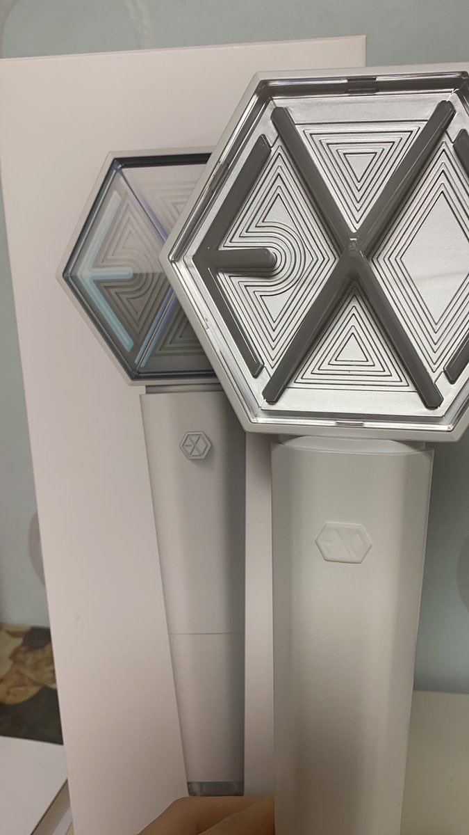 exogooods00's tweet photo. 엑소 응원봉 양도합니다 ver.2 &amp; ver.3

Sell ⭕️ Buy ❌

Exo poca album goods kpop xiumin kai suho chanyeol baekhyun sehun chen d.o lightstick https://t.co/9kHC21WDrN