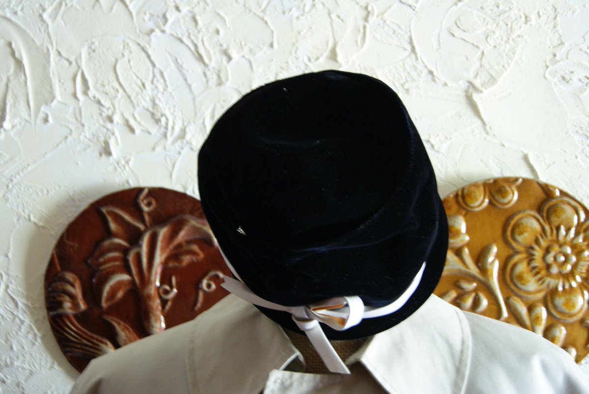 Wisdom_Lane's tweet image. Vintage Felt Black Ladies Hat With White Trim Daris Designed Bucket Style Circa 1950s tuppu.net/dae0acab #Etsy #WisdomLane #BucketStyle