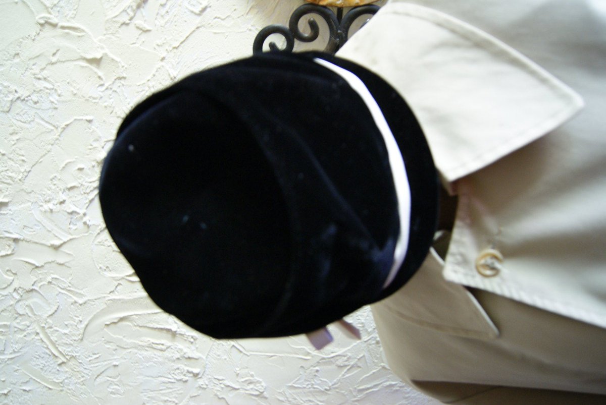 Wisdom_Lane's tweet image. Vintage Felt Black Ladies Hat With White Trim Daris Designed Bucket Style Circa 1950s tuppu.net/dae0acab #Etsy #WisdomLane #BucketStyle