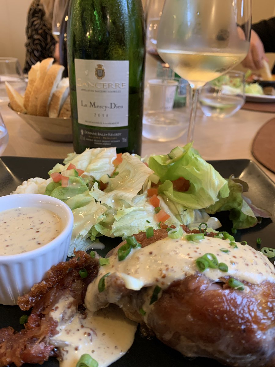 Philoulyon's tweet photo. Ce midi, j’ai pensé à beaucoup des éleveurs de porcs que j’ai l’honneur de connaître un peu sur Twitter avec ce 

« pied de porc farci, sauce moutarde », 

p… quel délice ! J’adore … avec un petit Sancerre 😋

#cochon #pigteam https://t.co/fuPOaIa9MY