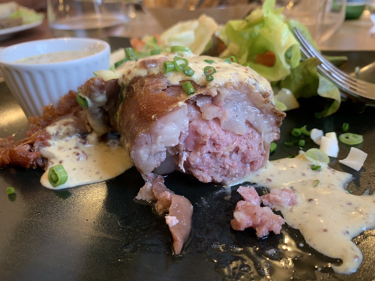 Philoulyon's tweet photo. Ce midi, j’ai pensé à beaucoup des éleveurs de porcs que j’ai l’honneur de connaître un peu sur Twitter avec ce 

« pied de porc farci, sauce moutarde », 

p… quel délice ! J’adore … avec un petit Sancerre 😋

#cochon #pigteam https://t.co/fuPOaIa9MY