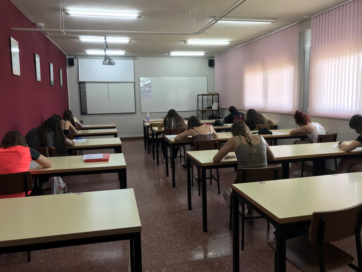 EATarrega's tweet photo. ✍️Fa uns dies vam realitzar una #validació del curs de #benestaranimal per al personal que treballa a l’#escorxador, amb l'objectiu que els assistents poguessin demostrar els seus coneixements en el #maneig dels animals i arribar a obtenir el certificat de competència. #EATàrrega https://t.co/CQGvu4o3Ky