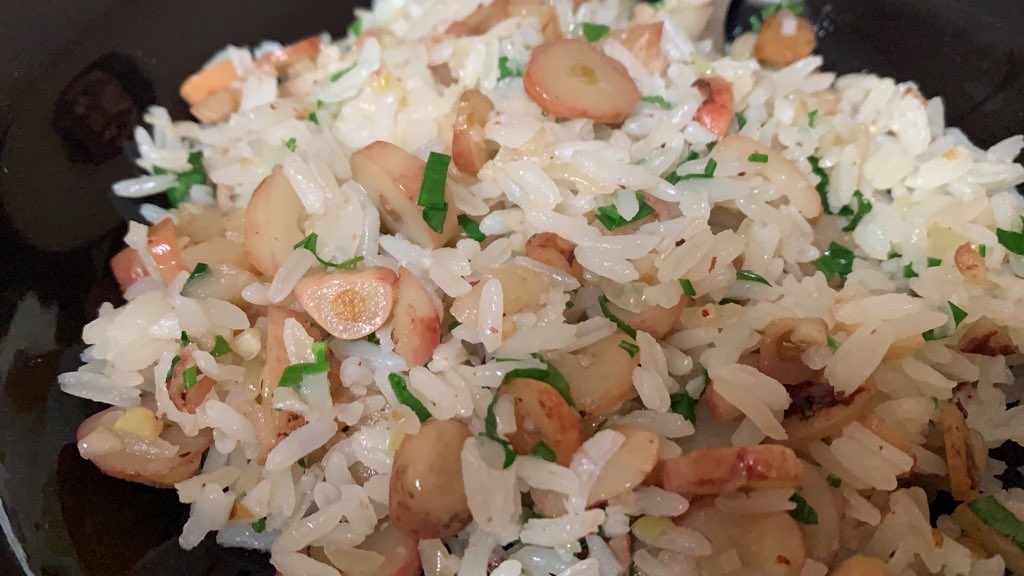 PixyJuuh's tweet photo. Mano, esse arroz com pinhão ficou delícia demais. Obrigada pela receita @yamashita_joao 😋 #GoHanGo https://t.co/bsUIYxs6HO