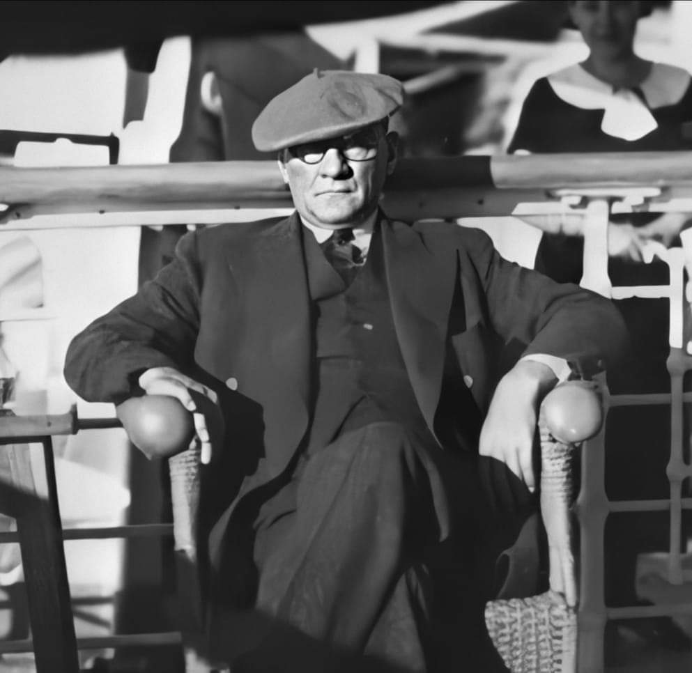 tarihiiimerak's tweet photo. 📸Cumhurbaşkanı Mustafa Kemal Atatürk, İzmir Vapuru ile Trabzon'a giderken.(1937) https://t.co/lBpSRWrRJ2