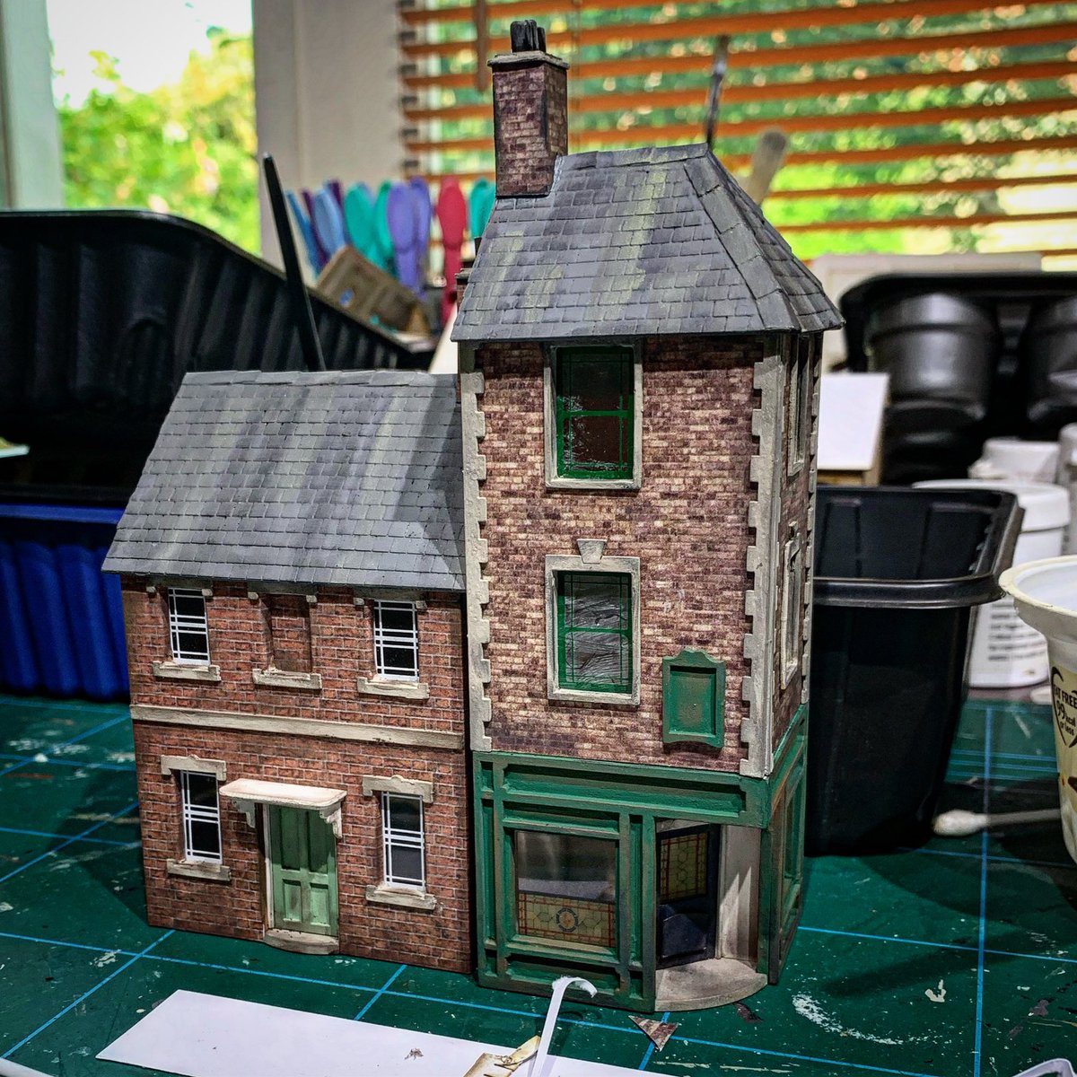 Beas_Hive's tweet photo. Side by side… 

#petiteproperties #petitepropertieskits #OOgauge #modelbuildings #railwaymodelling #modelrailway #modelrailways #tailwaymodels #beasworkbench https://t.co/7CjtfMIFC0