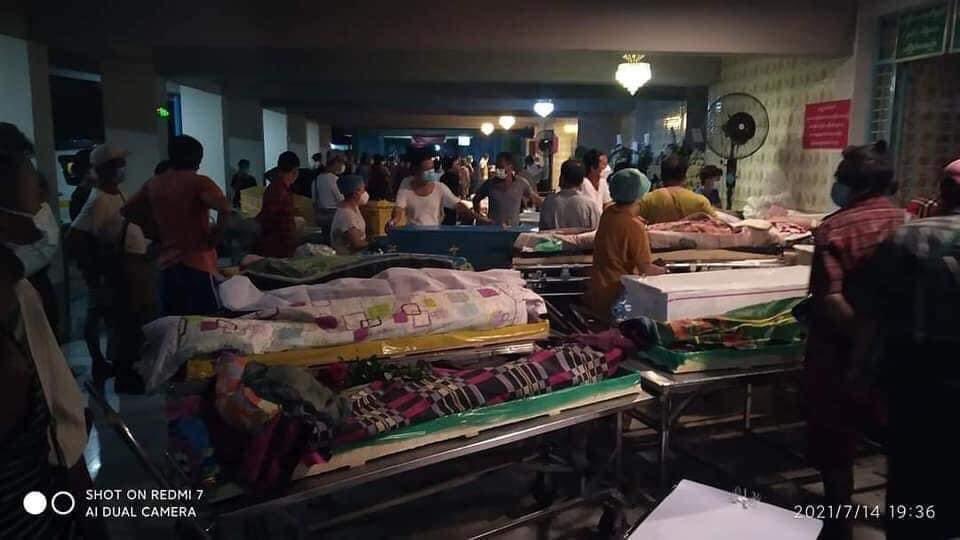 poemamhethar's tweet photo. We’re forced at gun point to live under chaotic tyranny looted from a legitimate government where a fundamental right to receive proper health assistance is totally neglected. Here is a long queue of death bodies at night died of tactless Military’s negligence to be cremated. https://t.co/Z0wWGIZNG7