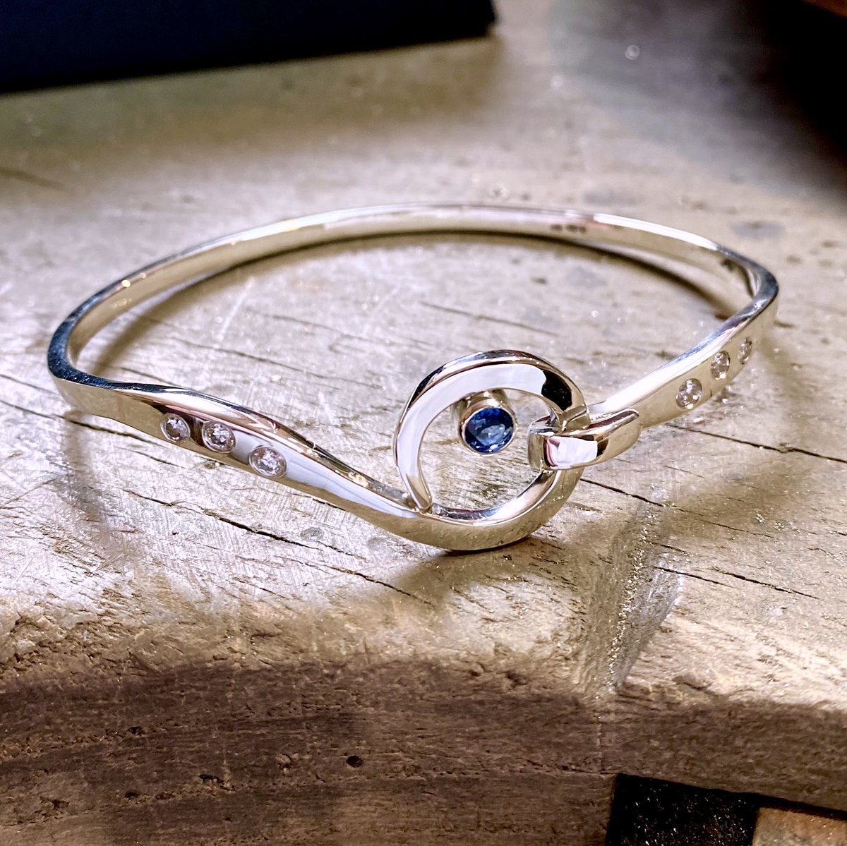 I’m a jewellery designer maker, qualified gemmologist and diamond grader. I specialise in designing and making beautiful commissions, unique jewels and heirloom jewellery.
commissionit.co.uk/product/bespok…