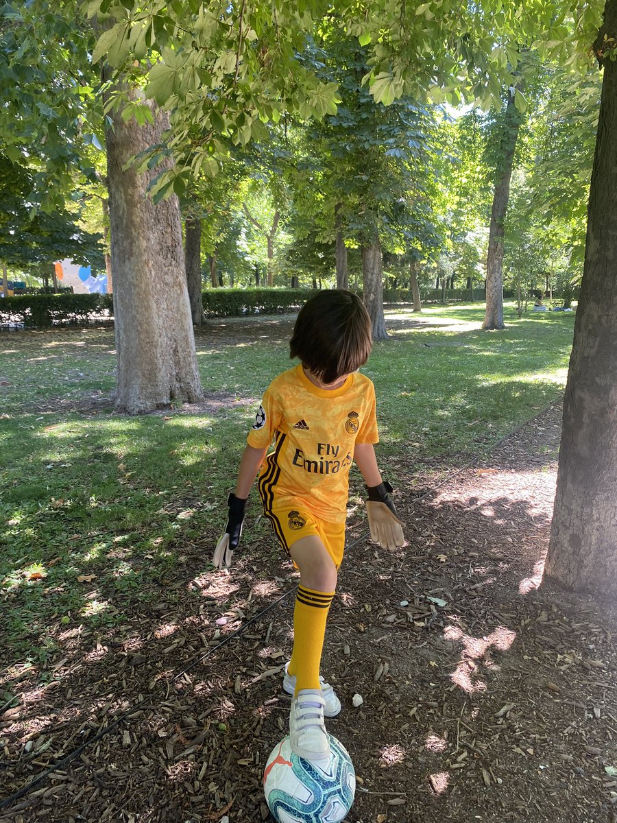 Mi derrota como padre se esta confirmado. Mi hijo era del FCB, soñaba con la equipacion de <a href="/mterstegen1/">Marc ter Stegen</a> y fui incapaz de encontrarla de su talla. Lo conté en radio y PATAPUM, me llega un paquete a casa del <a href="/realmadrid/">Real Madrid C.F.</a> …..