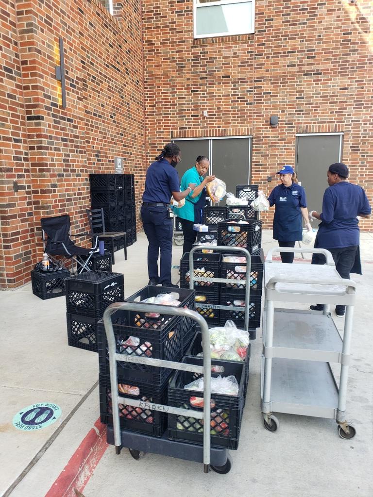 EPDPD_Outreach's tweet photo. Jubilee Park Storefront assisting J L Long with Summer Meal Program #sowingthegoodseed @DPDJubileePark @DPDChiefGarcia @DPDAnderson @AShawDPD @dpdchiefizzy @DPDSalas @DPDMadison @bdwilsondpd @dallasdisd.org https://t.co/QpAm1IV72F