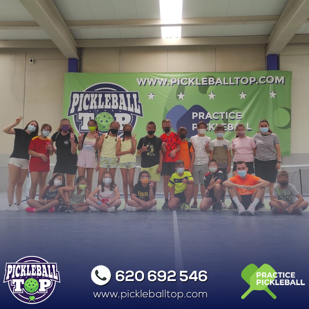 PickleballTop's tweet photo. Hoy nuestro monitor Pepe Sáez estuvo enseñando el deporte del #Pickleball a los más pequeñ@s. 

Nos han visitado desde "Verano Infantil" de Casas Ibañez, un grupo muy atento y con muchas ganas de aprender. 

Gracias a sus monitoras por hacerlo posible. https://t.co/voYNrUpJEc