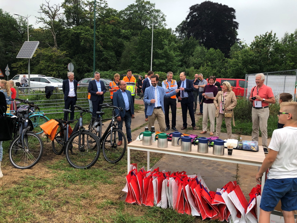 Onder toeziend oog van gedeputeerde Arne Schaddelee en wethouder Madeleine Bakker werd door de basisschoolkinderen uit Maartensdijk het langste zonnefietspad ter wereld binnen de gemeente De Bilt geopend.
#zonnefietspad