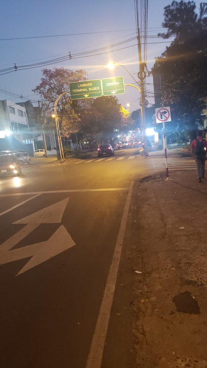 yolandapark1's tweet photo. Duda existencial.
A quién le hago caso?
A la flecha que está en la calle o a la señal de no girar a la derecha? https://t.co/nhRPtsTRsi