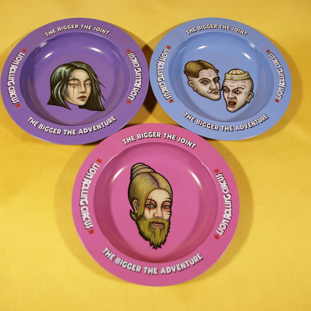 Distri_Paraliar's tweet photo. Hoy os vamos a enseñar estos tres ceniceros metálicos de Lion Rolling Circus con sus bizarros personajes, otro día os enseñamos los otros tres. https://t.co/R3vpMexH8C