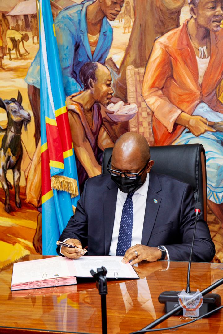 SamMandumba1's tweet photo. Le silence du premier ministre @LukondeSama sur la situation à l' @ogefrem est une faiblesse ou un aveu d'impuissance face à une coalition gouvernementale  aux intérêts pécuniaires?

REMETTEZ L'ORDRE AU SEIN DES INSTITUTIONS. https://t.co/tU37iNMzM0