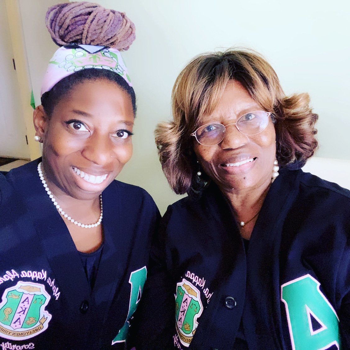 SameciaB's tweet photo. Soror mama rocking with her legacy en scarf #rideordie #since79 @akasorority1908 @igoakas #akabouleleadership2021 #akapinkeasy2021 #legacy #goldensoror #scarfday #pinkandgreen https://t.co/eo6yGoC6pK