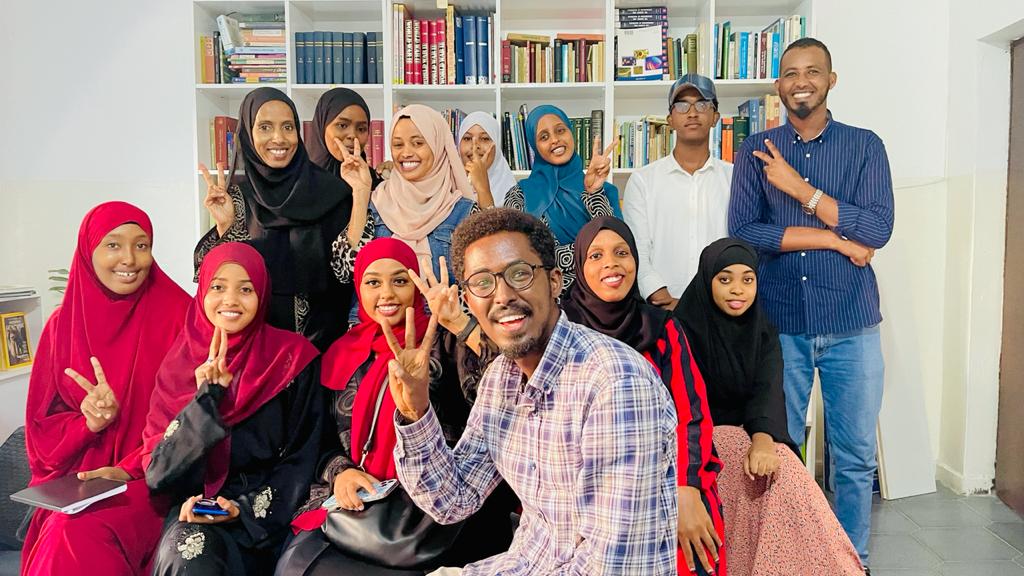 engainab's tweet photo. 2-day communications training for Somali youth in Mogadishu on how to effectively use their smart phones to create great content (photos and videos) to present their ideas in creative and professional ways.👇
Thanks to  @KalsonAbdi 🙏🙏🙏 https://t.co/ILeVvztqyJ