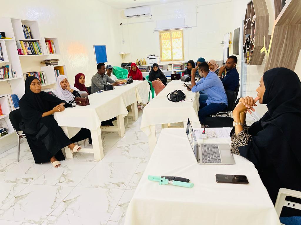 engainab's tweet photo. 2-day communications training for Somali youth in Mogadishu on how to effectively use their smart phones to create great content (photos and videos) to present their ideas in creative and professional ways.👇
Thanks to  @KalsonAbdi 🙏🙏🙏 https://t.co/ILeVvztqyJ