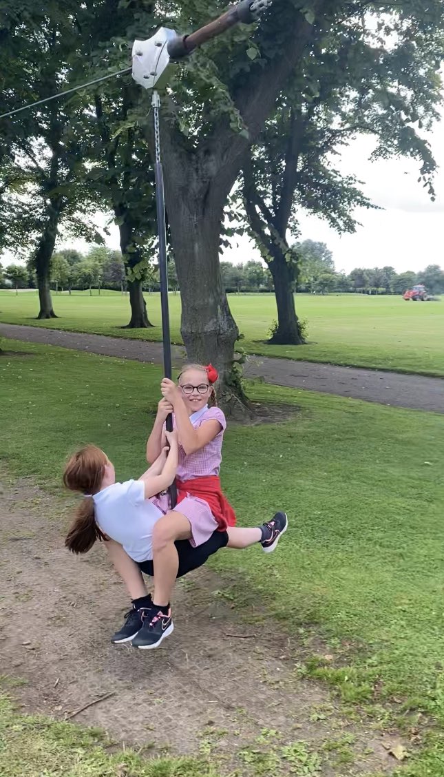MrsEmmerson's tweet photo. Amazing weather this afternoon for Year 6οΈβ£ and their reading treat at the park ππ±βοΈπ #lovereading #Year6rocks @BoothferryPS @MrsPetchY6 https://t.co/xmPU3GOpeE