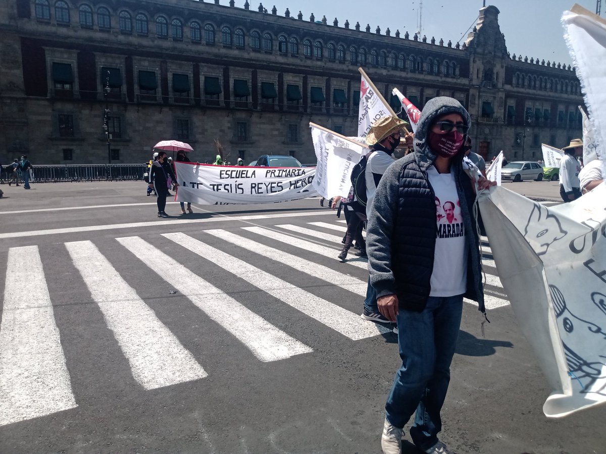CarlosGermnLun1's tweet photo. Hombro con hombro, codo con codo la CNTE! CNTE! SOMOS TODOS @alfredodelmazo  @delfinagomeza  @lopezobrador_  @SEP_mx 
#PagoIntegroADocentesInterinos
#UniversidadTlamatincalli
#Epo277 https://t.co/GHlYGQdc18