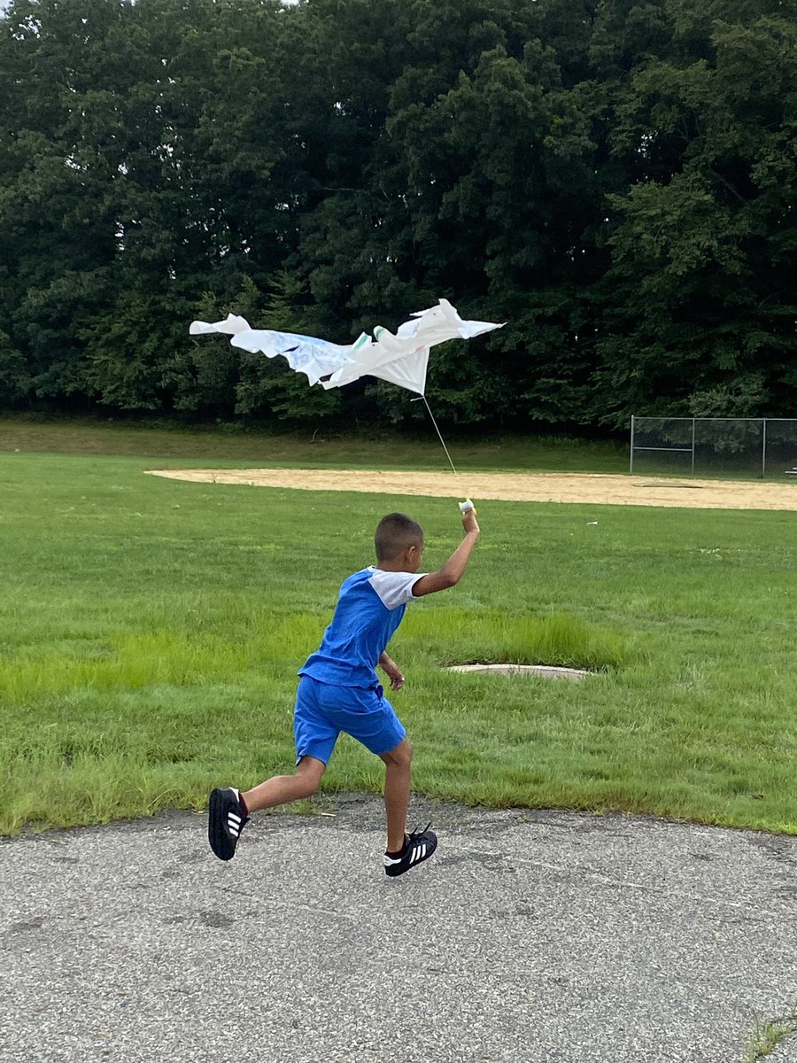 WhartonBPS's tweet photo. Ms. Harvey and Cicchetti’s students study kits and then construct and fly their own. https://t.co/5ohU1huqta