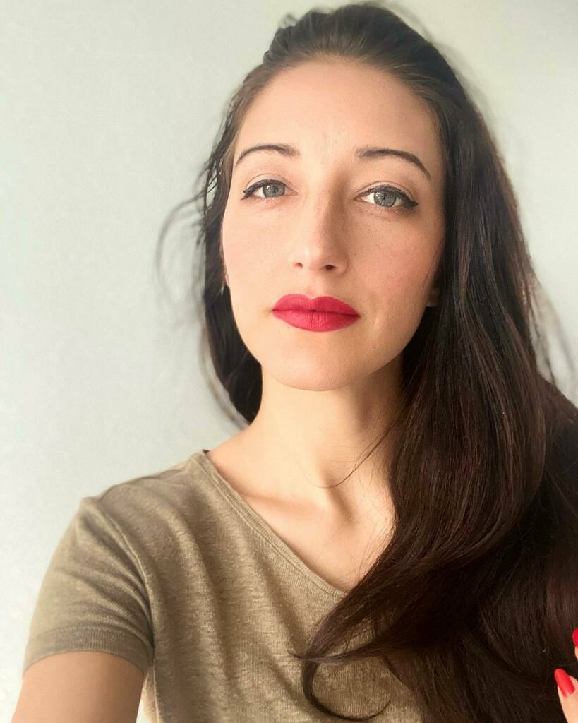 sarahbreck's tweet photo. Just upgraded my iPhone from a 7 to 11 Pro. Get ready for selfie mania😂😂😂
.
.
#sarahbreck #momlife #iphone11pro #momselfie #redlips #redlipstick https://t.co/hnjaiU6Y5T