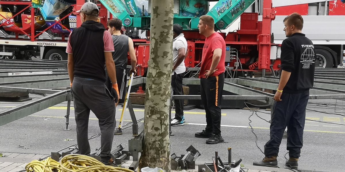 Er staat een boom in de weg.
Aflevering 1, jaargang 38.
#tilburgsekermis