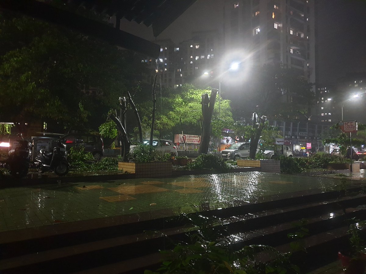 Saurabh_Potnis's tweet image. @TMCaTweetAway Why did the Big trees on Kolshet Road were cut so harshly? @AUThackeray @SCJudgments This was totally uncalled for 2 - 2.5 feet Wide wood stock is being demolished by TMC.

@abpmajhatv @FFFIndia @Envirer_IN @ThatGirlIn30s @niharmedh