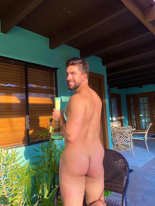 RT if you would smoke with me 💨 https://t.co/Cms4k64kuR