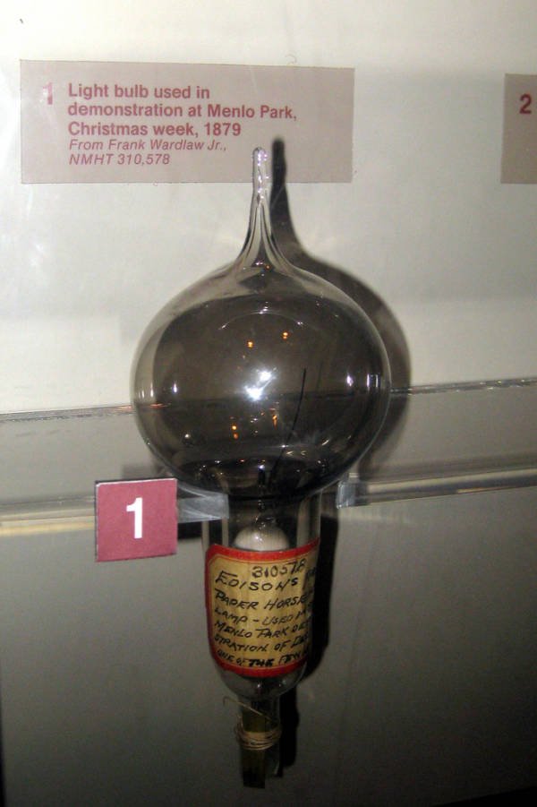 Falsedad doloroso Característica Curiotweet auf Twitter: „Esta es la bombilla utilizada en la primera  demostración pública de la primera lámpara incandescente eléctrica de  Thomas Edison en 1879. El Museo Nacional de Historia de los Estados