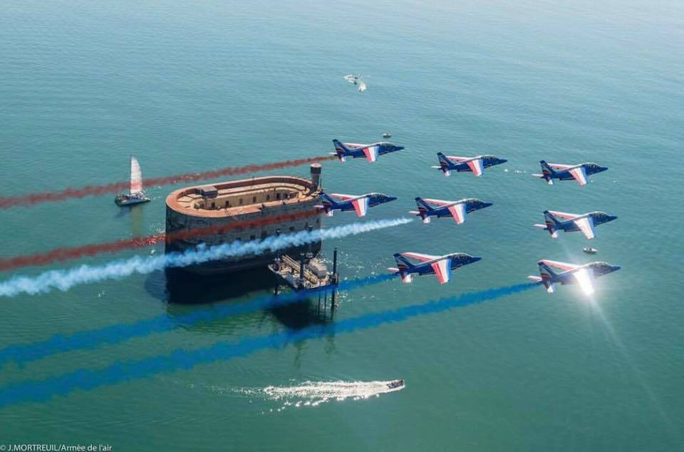 volsdemax's tweet photo. Aujourd’hui l’occasion ne mettre en avant ces grands pilotes !
Toujours admiratif de leur travail ✈️
Devant notre beau Fort Boyard 😍

Crédit photo - Armée de l'Air et de l'Espace 📷 

@PAFofficiel @Armee_de_lair https://t.co/fClJsRIKtg