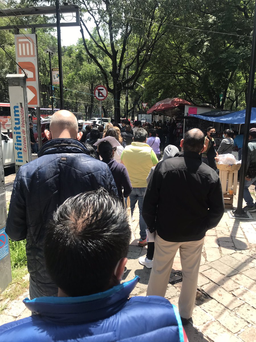 SoyMarVictoria's tweet photo. Pésima organización de la #vacunacion #segundadosis en  @AlcaldiaMHmx #campomarte en plena #TerceraOla del #Covid_19 en lugar de estarnos vacunando nos mandan a hacer fila en un puesto del Metro para que nos vuelvan a imprimir el registro que sacamos en la primera vacunación https://t.co/OhqtYnO8Ic
