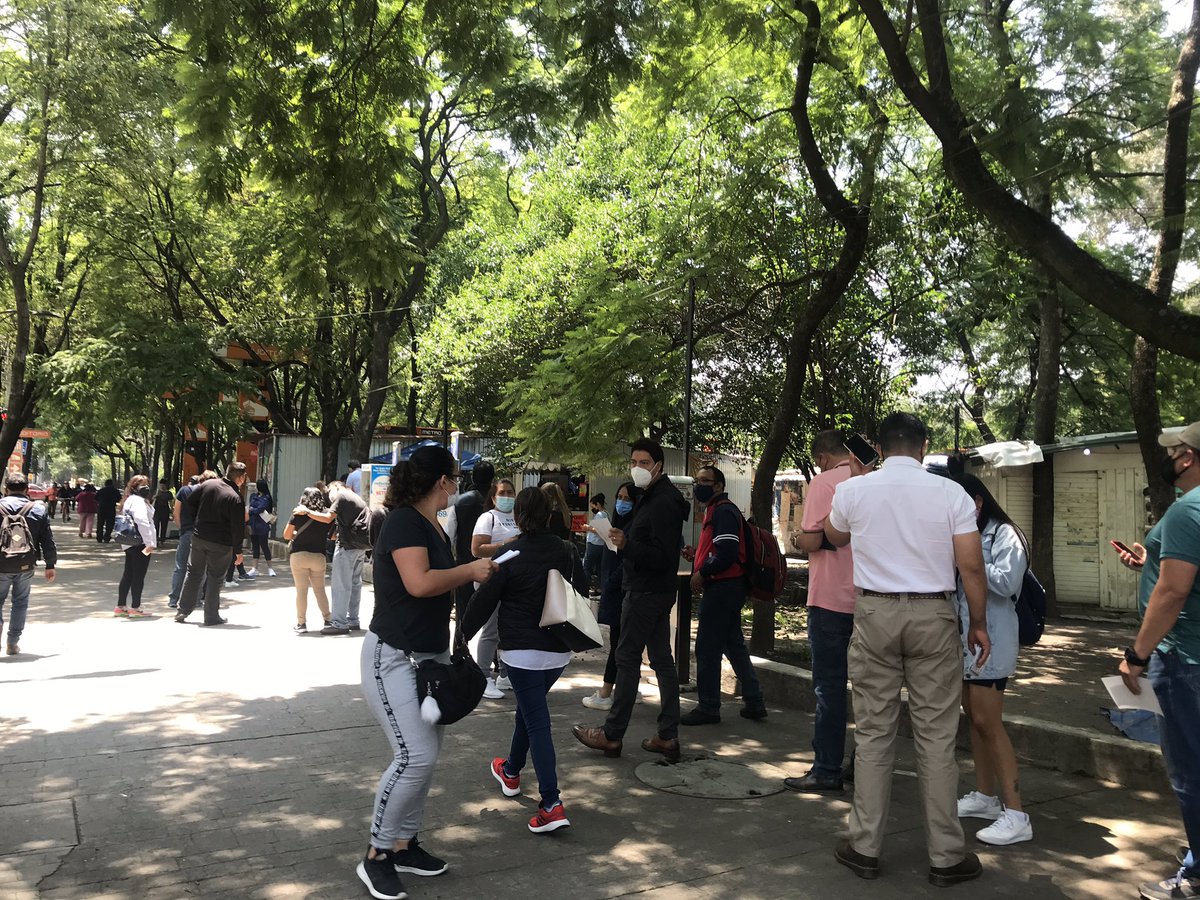 SoyMarVictoria's tweet photo. Pésima organización de la #vacunacion #segundadosis en  @AlcaldiaMHmx #campomarte en plena #TerceraOla del #Covid_19 en lugar de estarnos vacunando nos mandan a hacer fila en un puesto del Metro para que nos vuelvan a imprimir el registro que sacamos en la primera vacunación https://t.co/OhqtYnO8Ic