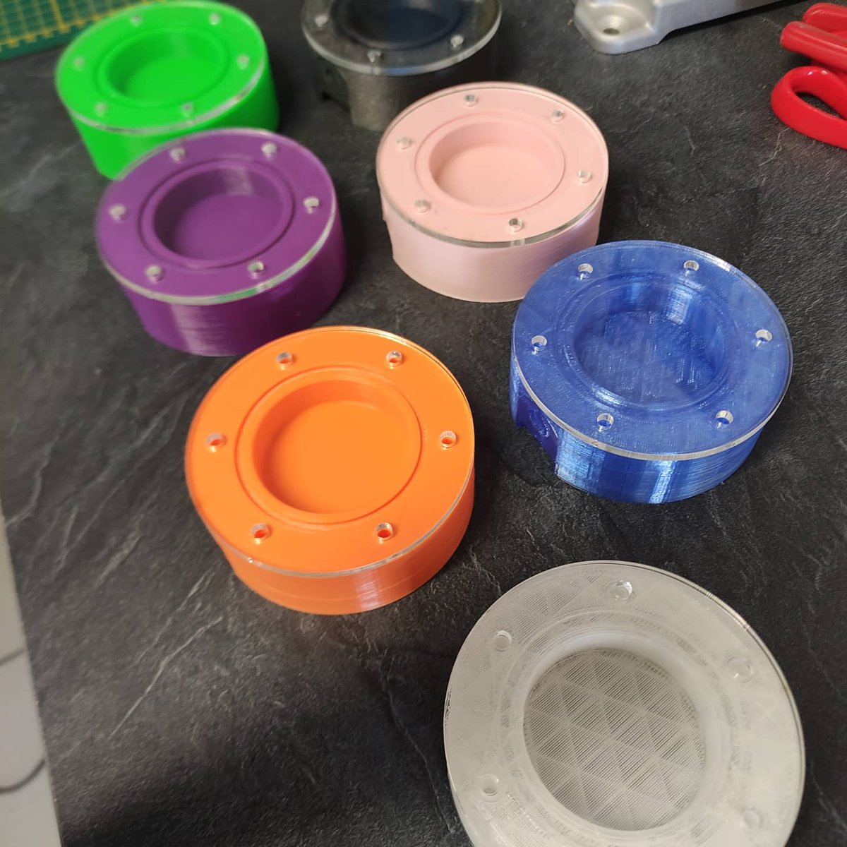 On réalise des boîtes à blob qui sont des répliques imprimées en 3D de celle de <a href="/thom_astro/">Thomas Pesquet</a> pour l'expérience éducative de la #missionalpha
Vous pouvez retrouver le modèle 3D créé par Vincent Meens sur <a href="/cults3d/">Cults.</a> :

cults3d.com/fr/mod%C3%A8le…

#elevetonblob