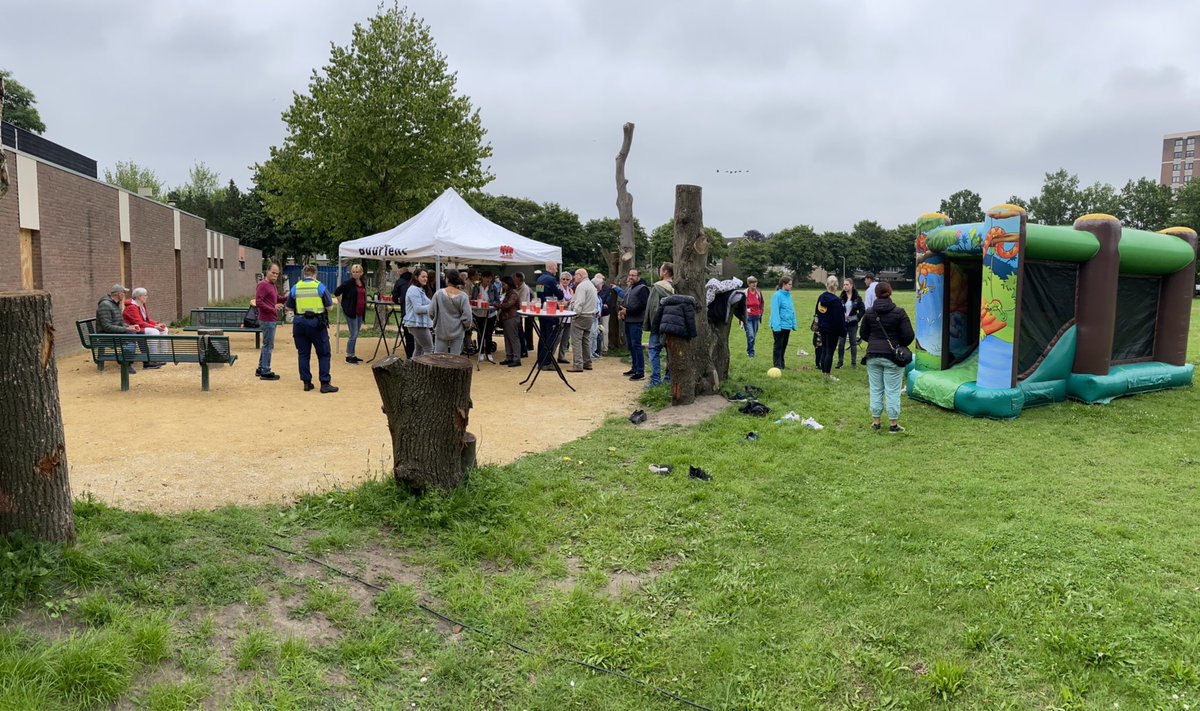 Druk bezochte infomiddag #Broedplaats #Langdonk. Bewoners, jong en oud, die langskwamen, binnen en buiten met wijkpartners <a href="/gem_roosendaal/">Gemeente Roosendaal</a> <a href="/HandhavingRsd/">𝗛𝗮𝗻𝗱𝗵𝗮𝘃𝗶𝗻𝗴 𝗥𝗼𝗼𝘀𝗲𝗻𝗱𝗮𝗮𝗹</a> @WA_Roosendaal_Z #Straathoekwerk <a href="/buurtpreventRSD/">Buurtpreventie Rsd</a> <a href="/WijZijnRsd/">WijZijn Roosendaal</a> Voor herhaling vatbaar eind vd dag of in weekend!