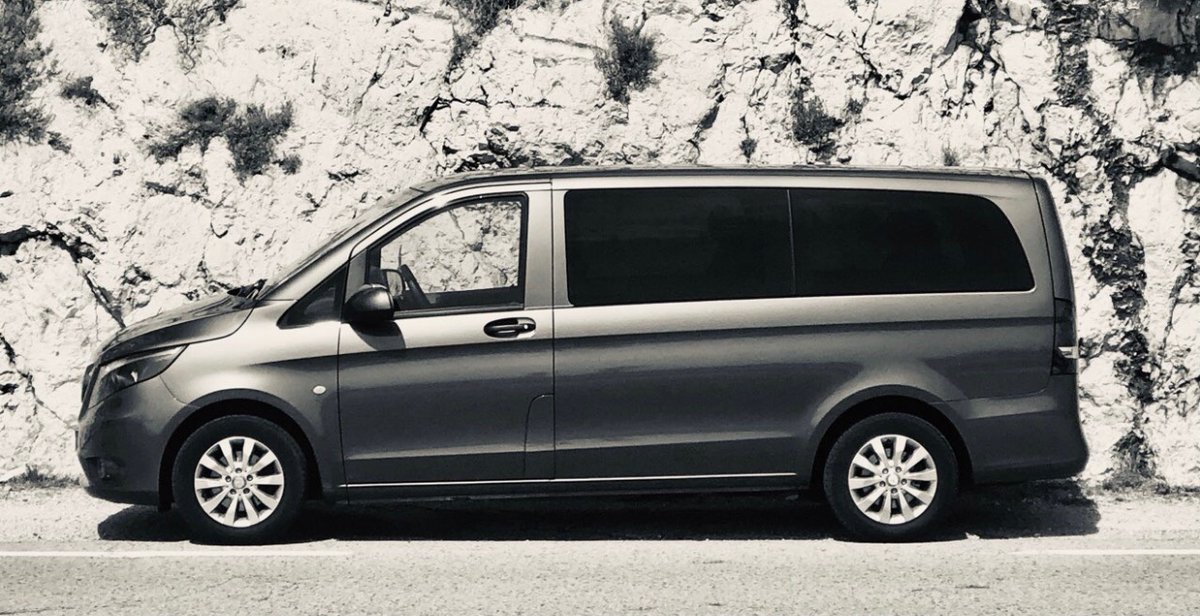 TheDriversNice vous propose un van « Confort Family ».
Véhicule de 1 à 8 places, conforme aux règles sanitaires, prix raisonnable, il sera parfait pour vos transferts gares/aéroports et bien d’autres. 
lnkd.in/dQDx7VX 
#chauffeurs #TheDriversNice #Nice06 #van