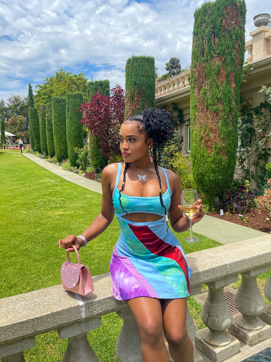 aurumamare's tweet photo. So I redid the #13goingon30 dress 🥺 https://t.co/nwxBRvHPzx