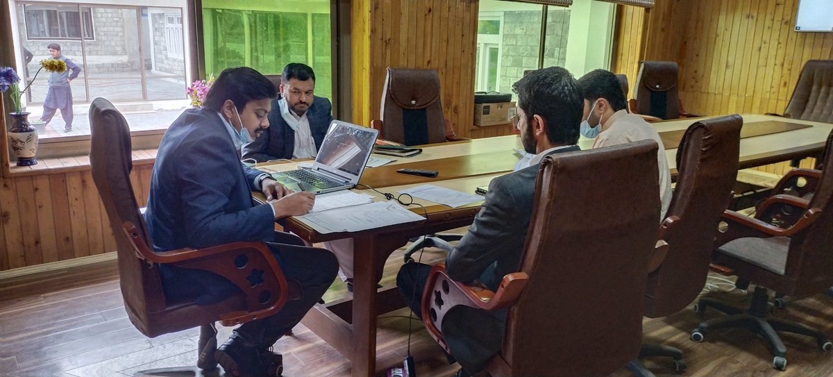 Voiceofskd's tweet photo. شرجیل حفیظ وٹو صاحب ڈپٹی کمشنر گانچھے چارج سنبھالتے ہی لائن ڈیپارٹمنٹ کے ہیڈ  سے تعارفی نشست کے دوران ملازمین میں 19- Covid ویکسینیشن ایک ہفتے کے اندر مکمل کرنے کی HODs کواحکامات جاری کر تے ہوئے ماس ویکسینیشن سینٹر خپلو کا دورہ کر رہے ہیں @HomeDeptGB @DCGhanche @VOice_OFGB https://t.co/wGIz3Vc21T