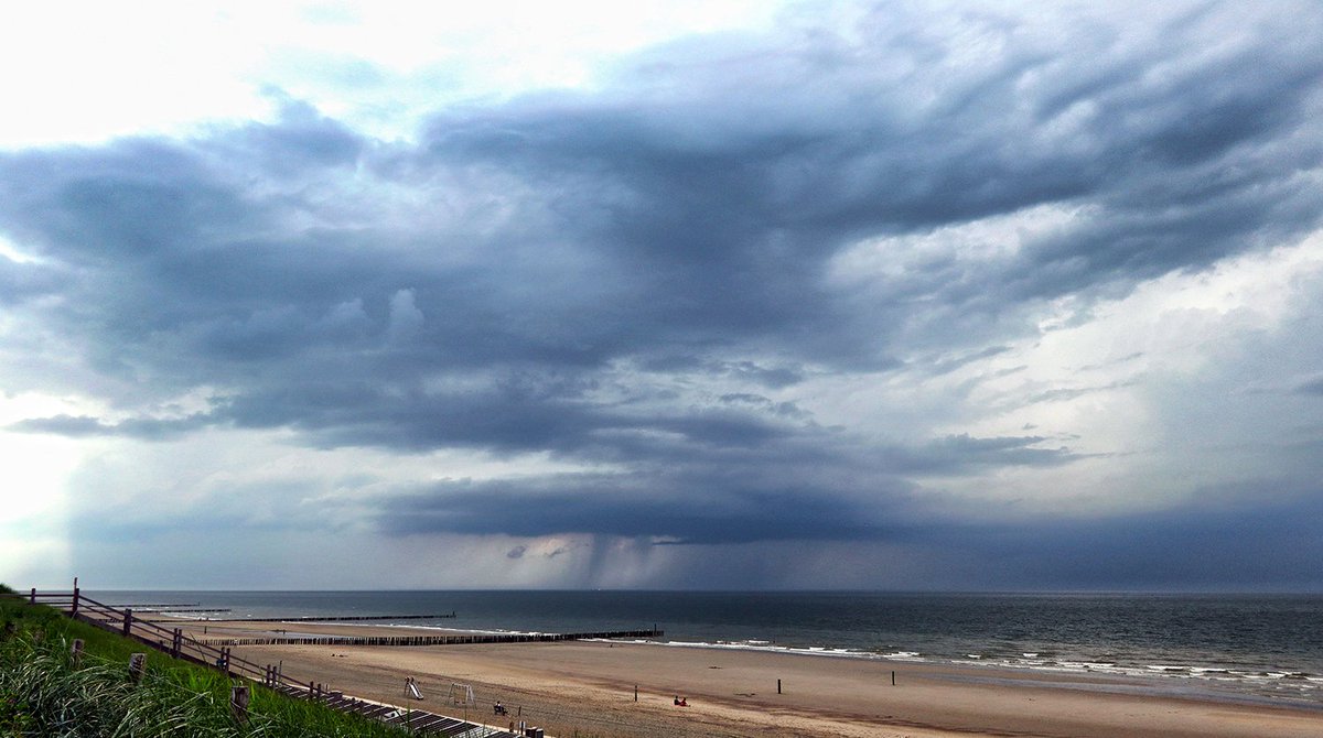 #twitterfotochallenge21 #wolkenlucht Onweerswolken in Domburg (juni 2021)