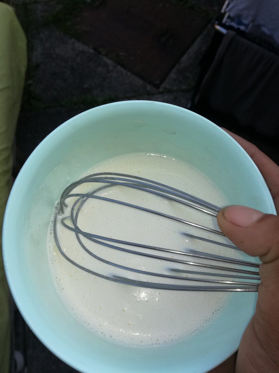 OneoftheTwins80's tweet image. @tiffanycalver @1Xtra I&apos;m catching last of sun in my garden, whipping some cream for choc dessert.
Skanking hard to the old skill raver tunes bare foot and hot.
#dnbvibes