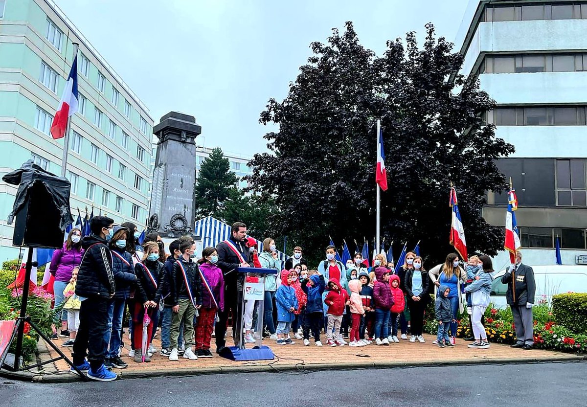 MabialaHelena's tweet photo. #FeteNationale  

Un 14 Juillet à #Jeumont comme on les aime.  🌧 🌈 

Une mise à l’honneur spéciale  du travail de @jmoney59600 avec l’AEP et nos jeunes qui partiront prochainement aider à la reconstruction d’un village complètement ravagé lors de la tempête dernière 👏🏾 https://t.co/81ZmNsyv3e