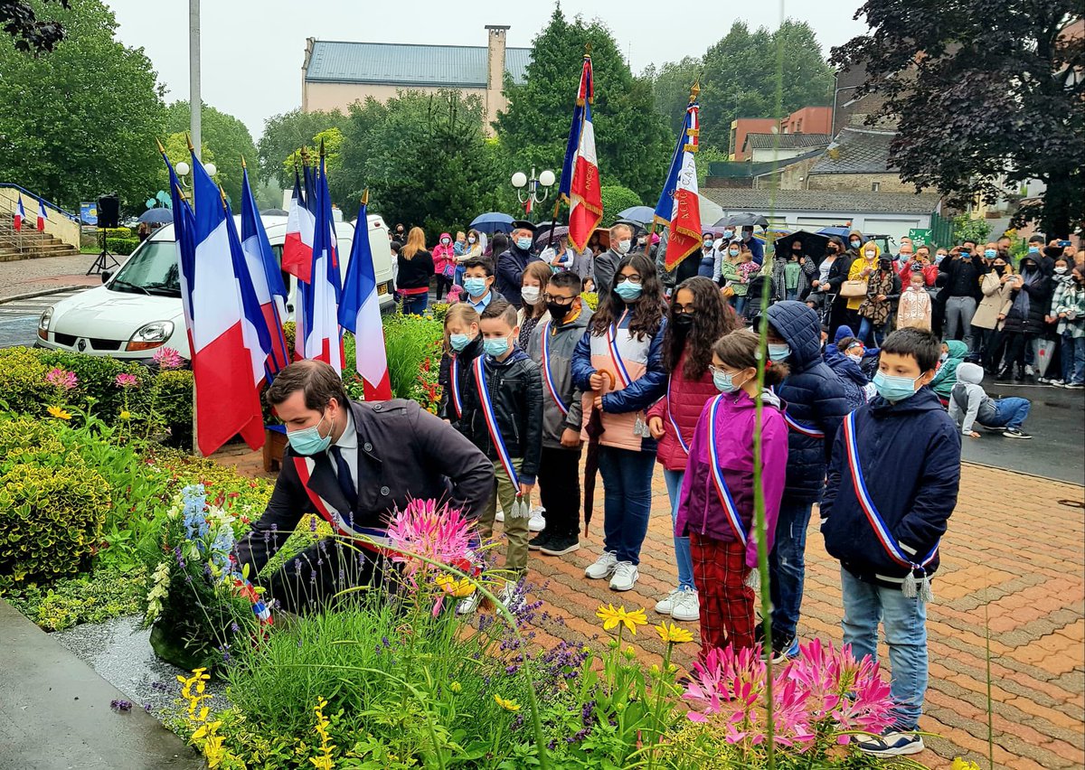 MabialaHelena's tweet photo. #FeteNationale  

Un 14 Juillet à #Jeumont comme on les aime.  🌧 🌈 

Une mise à l’honneur spéciale  du travail de @jmoney59600 avec l’AEP et nos jeunes qui partiront prochainement aider à la reconstruction d’un village complètement ravagé lors de la tempête dernière 👏🏾 https://t.co/81ZmNsyv3e